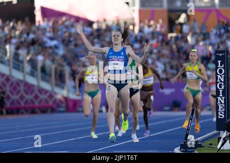 07-8-22 - Laura Muir, Écosse, remporte la finale de 1500 mètres aux Jeux du Commonwealth de Birmingham 2022 au stade Alexander, Birmingham. Banque D'Images