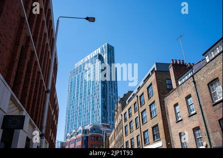 De vieux buidlings éclipsés par de nouveaux gratte-ciels à Spittlefields, Londres, Royaume-Uni Banque D'Images