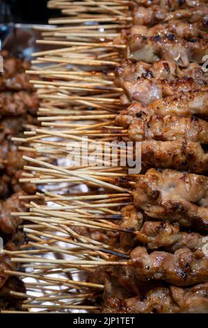 Poulet grillé sur des brochettes en bois Banque D'Images