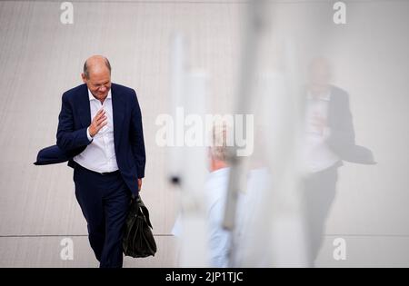 15 août 2022, Brandebourg, Schönefeld: Le chancelier allemand OLAF Scholz (SPD) arrive à la section militaire de l'aéroport BER de Berlin-Brandebourg pour le vol vers la Norvège. À Oslo, le chancelier assiste à la réunion des premiers ministres des pays nordiques. Photo : Kay Nietfeld/dpa Banque D'Images