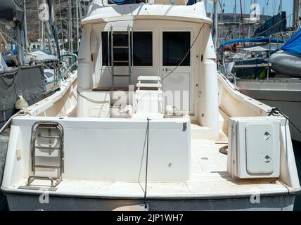 Yacht abandonné et inconnu dans le port. Banque D'Images