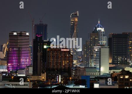 BANGKOK, THAÏLANDE - 12 DÉCEMBRE 2021 : bâtiments modernes illuminés la nuit, banques, hôtels et appartements du quartier riche. Banque D'Images