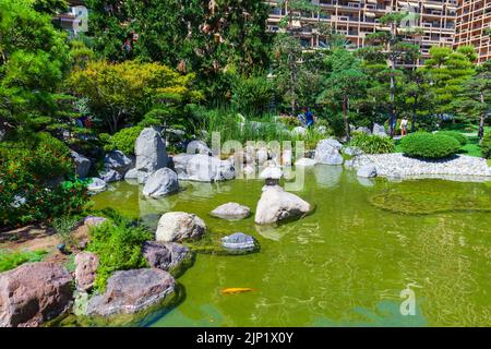 Monte Carlo, Monaco - 15 août 2018: Les gens marchent le jardin Japonais de Monaco par une journée ensoleillée. Le jardin japonais est un parc municipal avec accès gratuit Banque D'Images