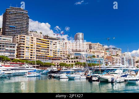 Monte Carlo, Monaco - 15 août 2018: Port Hercule photo prise lors d'une journée ensoleillée d'été. Les yachts et les bateaux de plaisance sont amarrés dans la marina Banque D'Images