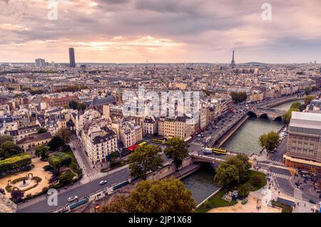 Vue sur Paris depuis le sommet de notre Dame au coucher du soleil, en France. Horizon de Paris avec les tours Montparnasse et Eiffel. Paysage, panorama de la Seine, bâtiments, St Banque D'Images