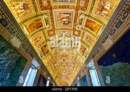 Rome - 14 mai 2014: Galerie géographique du Musée du Vatican, Italie. Plafond de luxe dans l'intérieur richement orné de l'ancien palais papal avec des peintures, Ren italien Banque D'Images