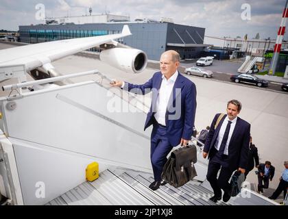 Brandebourg, Allemagne. 15 août 2022, Brandebourg, Schönefeld: Le chancelier OLAF Scholz (SPD) arrive à la section militaire de l'aéroport BER de Berlin-Brandebourg pour le vol en Norvège avec le porte-parole du gouvernement Steffen Hebestrit. À Oslo, le chancelier assiste à la réunion des premiers ministres des pays nordiques. Photo: Kay Nietfeld/dpa crédit: dpa Picture Alliance/Alay Live News Banque D'Images
