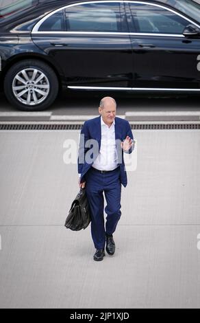 Brandebourg, Allemagne. 15 août 2022, Brandebourg, Schönefeld: Le chancelier allemand OLAF Scholz (SPD) arrive à la section militaire de l'aéroport BER de Berlin-Brandebourg pour le vol vers la Norvège. À Oslo, le chancelier assiste à la réunion des premiers ministres des pays nordiques. Photo: Kay Nietfeld/dpa crédit: dpa Picture Alliance/Alay Live News Banque D'Images