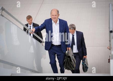 Brandebourg, Allemagne. 15 août 2022, Brandebourg, Schönefeld: Le chancelier OLAF Scholz (SPD) arrive à la section militaire de l'aéroport BER de Berlin-Brandebourg pour le vol en Norvège avec le porte-parole du gouvernement Steffen Hebestrit. À Oslo, le chancelier assiste à la réunion des premiers ministres des pays nordiques. Photo: Kay Nietfeld/dpa crédit: dpa Picture Alliance/Alay Live News Banque D'Images