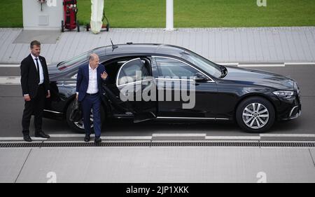 Brandebourg, Allemagne. 15 août 2022, Brandebourg, Schönefeld: Le chancelier OLAF Scholz (SPD) arrive dans une limousine blindée à la section militaire de l'aéroport BER de Berlin-Brandebourg pour le vol vers la Norvège. À Oslo, le chancelier assiste à la réunion des premiers ministres des pays nordiques. Photo: Kay Nietfeld/dpa crédit: dpa Picture Alliance/Alay Live News Banque D'Images
