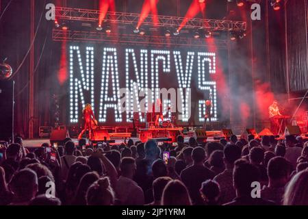 Huelva, Espagne - 1 août 2022: Le chanteur Mario Vaquerizo avec le groupe Nancys Rubias, un groupe musical espagnol de l'électronique, pop, danse, et glam, i Banque D'Images