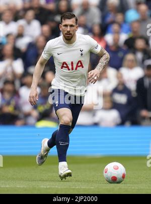 Photo du dossier datée du 15-05-2022 de Pierre-Emile Hojbjerg de Tottenham Hotspur qui croit que l'équipe de Tottenham se forme bien après leur draft dramatique de Chelsea en 2-2, mais a admis qu'ils étaient « trop émotionnels » pendant le derby de Londres. Date de publication : lundi 15 août 2022. Banque D'Images