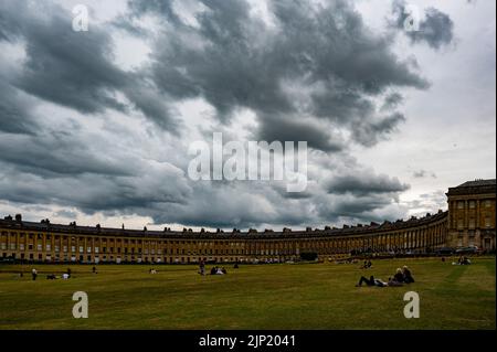 Des nuages sombres d'été s'amassent au-dessus du Royal Crescent à Bath Banque D'Images