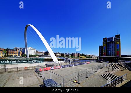 Centre des arts baltes Gateshead avec vue sur le pont du Millenium de Gateshead au milieu des préparatifs pour un triathlon contre un ciel bleu profond Banque D'Images