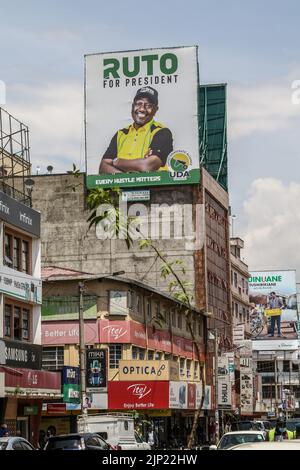 Nakuru, Kenya. 15th août 2022. Une affiche avec l'image du candidat à la présidence de l'Alliance Kwanza du Kenya, William Ruto, est visible sur l'avenue Kenyatta à Nakuru City avant la déclaration présidentielle du vainqueur de l'élection générale qui vient de se terminer. Crédit : SOPA Images Limited/Alamy Live News Banque D'Images