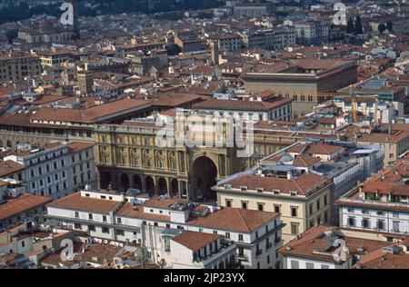 La Piazza Della Repubblica avec le Palazzo Strozzi en arrière-plan Florence Toscane Italie Banque D'Images