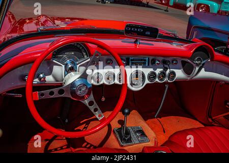 Liban, TN - 13 mai 2022 : vue détaillée de l'intérieur avant d'une Corvette cabriolet 1957 de Chevrolet lors d'un salon automobile local. Banque D'Images