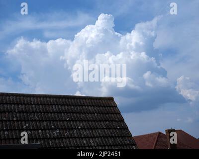 Sheerness, Kent, Royaume-Uni. 15th août 2022. Météo au Royaume-Uni : un nuage de tempête vu se développer au-dessus de Sheerness, dans le Kent. Crédit : James Bell/Alay Live News Banque D'Images