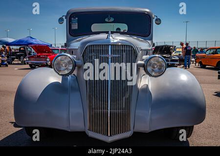 Liban, TN - 13 mai 2022 : vue de face d'un pick-up principal 1937 de Chevrolet à un salon de voiture local. Banque D'Images