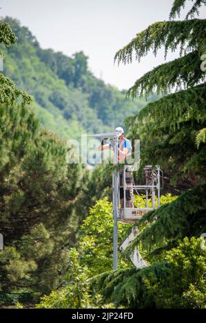 20 mai 2020 Valdagno, Italie: Mise à jour des lampadaires, remplacement des éclairages par des ampoules à LED, pour une meilleure efficacité énergétique. L'homme dedans Banque D'Images