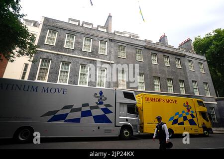 Vans de la société Bishop's Move, spécialisée dans les déménagements, le stockage et l'expédition, à Downing Street, Londres. Il a été rapporté au cours du week-end que le Premier ministre Boris Johnson passe une semaine en Grèce, où les habitants l'ont vu magasiner aux côtés de la femme Carrie dans un supermarché à Nea Makri, une ville à l'est d'Athènes. Le porte-parole officiel du PM a confirmé lundi que M. Johnson était en congé et qu'il y retournera ce week-end. Date de la photo: Lundi 15 août 2022. Banque D'Images