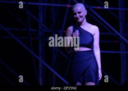 Montignoso, italie - 14 août 2022 : Arisa Perform onn stage du festival Arena della Versilia. Banque D'Images