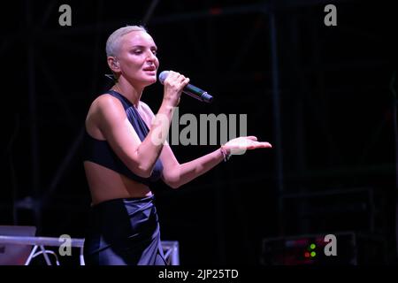 Montignoso, italie - 14 août 2022 : Arisa Perform onn stage du festival Arena della Versilia. Banque D'Images