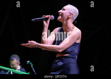 Montignoso, italie - 14 août 2022 : Arisa Perform onn stage du festival Arena della Versilia. Banque D'Images