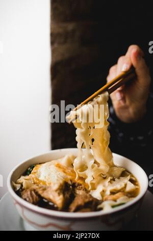 baguettes, bœuf, soupe de nouilles, baguettes, bennes, soupes de nouilles Banque D'Images