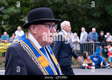 Antrim, 12th juillet 2022, Royaume-Uni. Maître de culte d'un Orange Lodge fidèle portant une collarette bleue et orange et un chapeau de melon. Banque D'Images