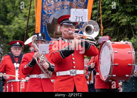 Antrim, 12th juillet 2022, Royaume-Uni. Magheramorne Silver Band Leaading Maghermorne Orange Lodge à la douzième démonstration. Banque D'Images