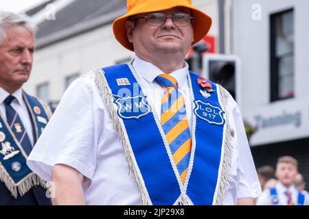 Antrim, 12th juillet 2022, Royaume-Uni. Maître de culte de Loyal Orange Lodge n° 917 en bleu collarette et chapeau orange. Banque D'Images