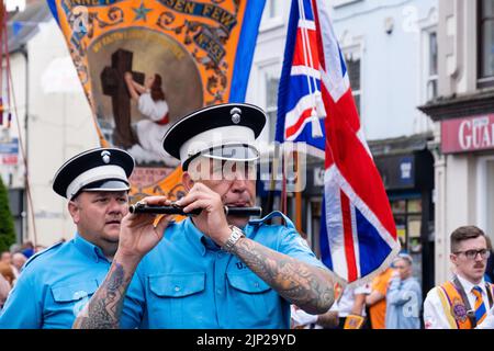 Antrim, 12th juillet 2022, Royaume-Uni. Les bandmen loyalistes dirigeant le Loyal Orange Lodge n° 553 au douzième défilé annuel. Banque D'Images