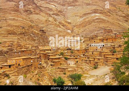 Belle maison d'argile berbère typiquement marocaine ancienne dans la vallée aride sèche, face rocheuse impressionnante - montagnes de l'Atlas, Gorges du Dades, Maroc Banque D'Images