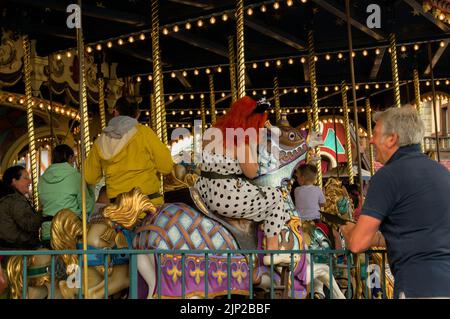 Un gros plan de personnes lors d'un tour de manège d'époque à Disneyland Paris, France Banque D'Images