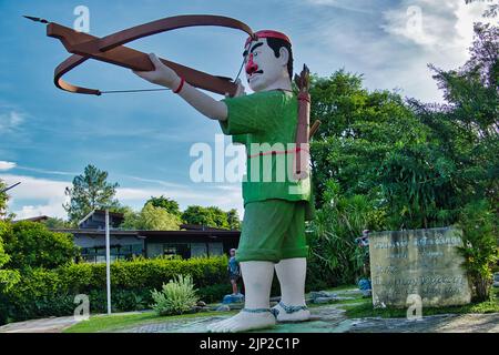 Statue de Jueng Khueng Dangdaeng, un chasseur laotien géant, à Kaeng Khut Khu à Chiang Khan, une ville frontalière entre la Thaïlande et le Laos sur le Mékong Banque D'Images