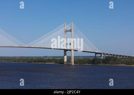 Point contre le pont Dames un ciel bleu à Jacksonville en Floride Banque D'Images