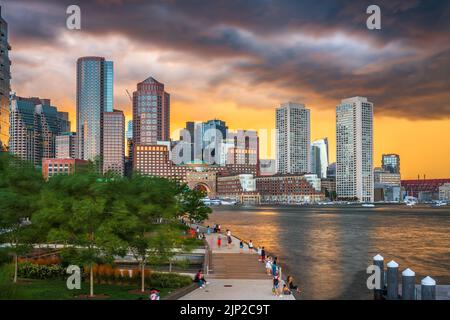 Boston, Massachusetts, États-Unis, vue d'ensemble du centre-ville et jetée à la tombée de la nuit. Banque D'Images
