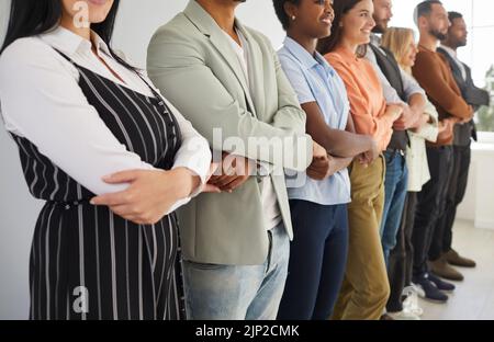 Groupe de personnes multiraciales tenant les mains se soutenant les unes les autres et montrant l'unité. Banque D'Images