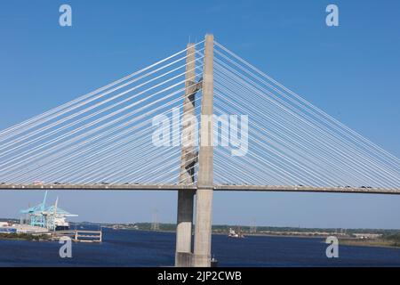 Point contre le pont Dames un ciel bleu à Jacksonville en Floride Banque D'Images