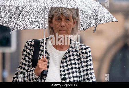 Jane Midgley, mère de la victime Simon Midgley, arrive pour l'enquête sur l'accident mortel (FAI) sur la mort de deux hommes, Simon Midgley, 32 ans, et de son associé Richard Dyson, 38 ans, de Londres, dans l'incendie de la maison Cameron, au tribunal de Paisley Sheriff. Date de publication : lundi 15 août 2022. Banque D'Images