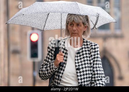 Jane Midgley, mère de la victime Simon Midgley, arrive pour l'enquête sur l'accident mortel (FAI) sur la mort de deux hommes, Simon Midgley, 32 ans, et de son associé Richard Dyson, 38 ans, de Londres, dans l'incendie de la maison Cameron, au tribunal de Paisley Sheriff. Date de publication : lundi 15 août 2022. Banque D'Images