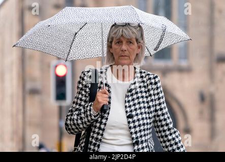 Jane Midgley, mère de la victime Simon Midgley, arrive pour l'enquête sur l'accident mortel (FAI) sur la mort de deux hommes, Simon Midgley, 32 ans, et de son associé Richard Dyson, 38 ans, de Londres, dans l'incendie de la maison Cameron, au tribunal de Paisley Sheriff. Date de publication : lundi 15 août 2022. Banque D'Images