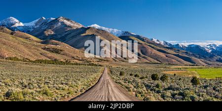 Ruby Mountains, au-dessus de Ruby Valley, Hastings Cutooff Road, tôt le matin, printemps, Nevada, États-Unis Banque D'Images