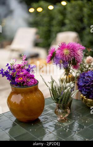 Fleurs sur la table à l'arrière-cour Banque D'Images
