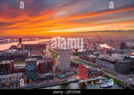 Rotterdam, pays-Bas, paysage urbain vers le quartier de Delfshaven au crépuscule. Banque D'Images