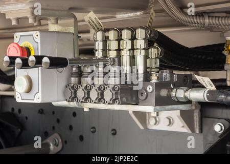 Détail d'un mécanisme de commande hydraulique d'un chariot à pompe à béton. Banque D'Images