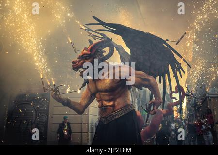 Barcelone, Espagne. 15th août 2022. 'Atzeries' la bête de feu met ses étincelles en train d'inaugurer la 'Festa Major de Gracia', le célèbre festival dans le quartier de Gracia à Barcelone. Credit: Matthias Oesterle/Alamy Live News Banque D'Images