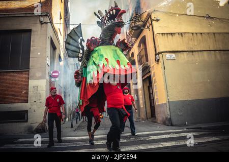 Barcelone, Espagne. 15th août 2022. 'drac' la bête de feu met ses étincelles en train d'inaugurer la 'Festa Major de Gracia', le célèbre festival dans le quartier de Gracia à Barcelone. Credit: Matthias Oesterle/Alamy Live News Banque D'Images