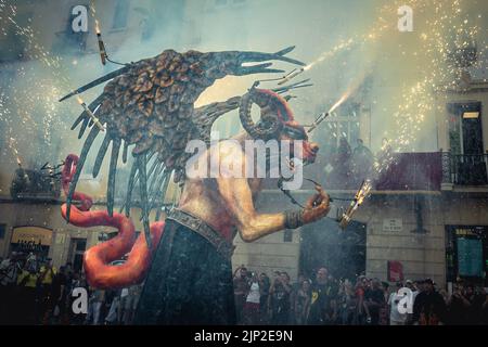 Barcelone, Espagne. 15th août 2022. 'Atzeries' la bête de feu met ses étincelles en train d'inaugurer la 'Festa Major de Gracia', le célèbre festival dans le quartier de Gracia à Barcelone. Credit: Matthias Oesterle/Alamy Live News Banque D'Images